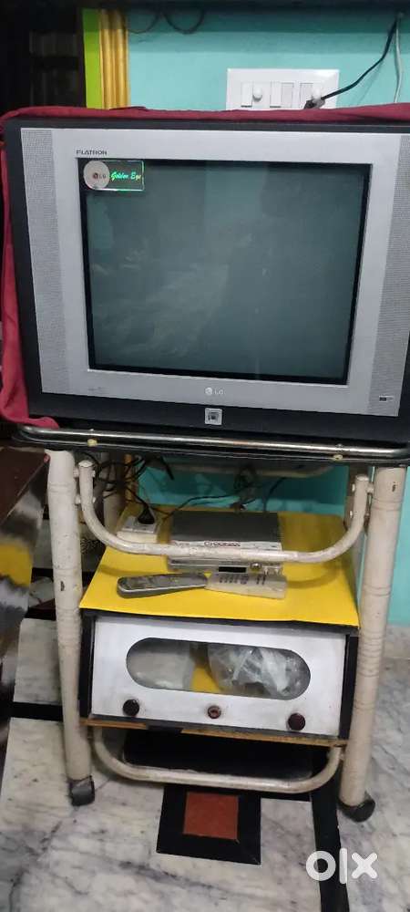 LG colour Tv Flatron 32 with table