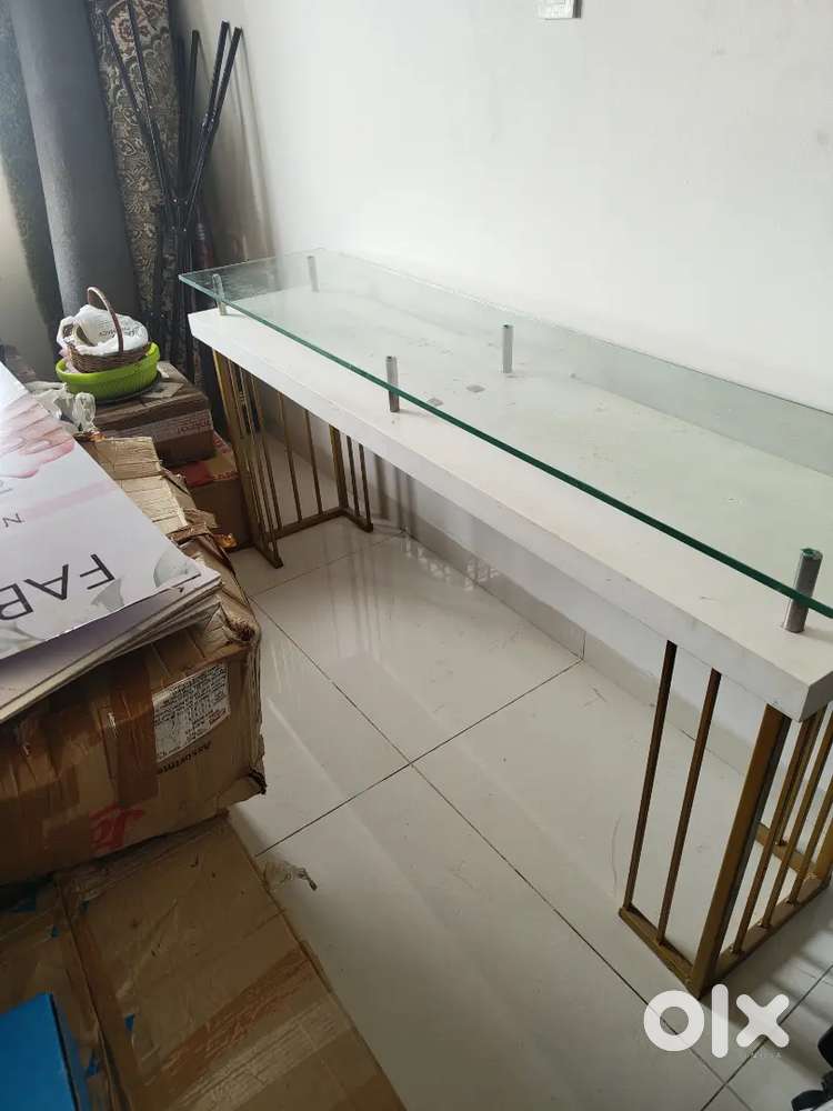 Nail salon table