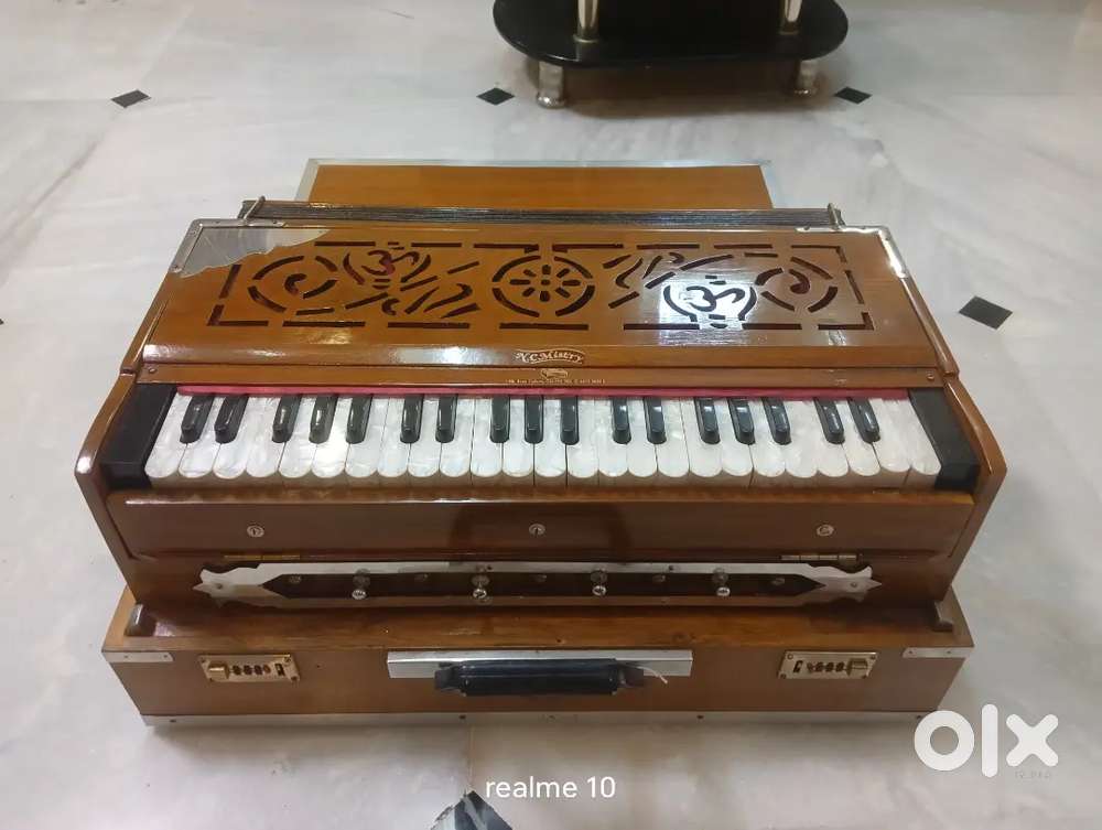 Harmonium or harmonica