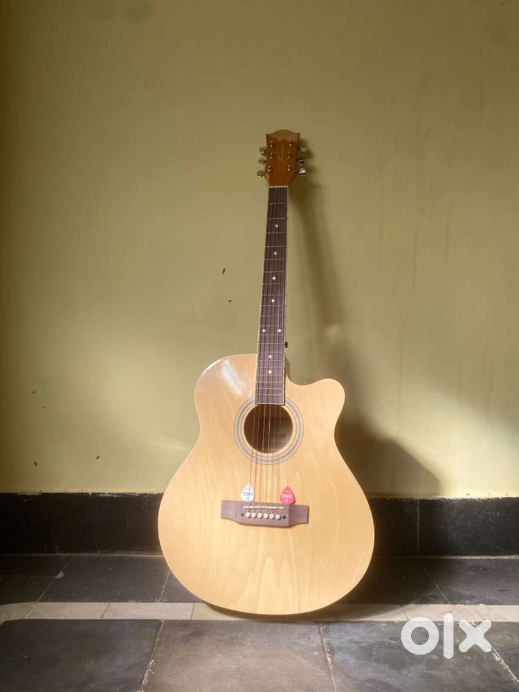 Acoustic Guitar in Excellent Condition  Perfect Sound  Best Price