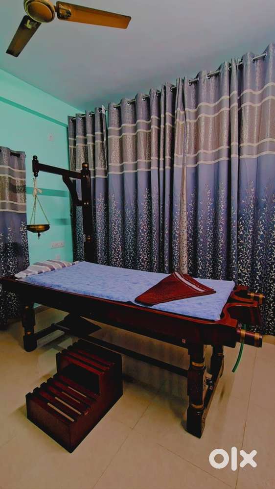 Shirodhara table with stand and steamer with automatic generator.