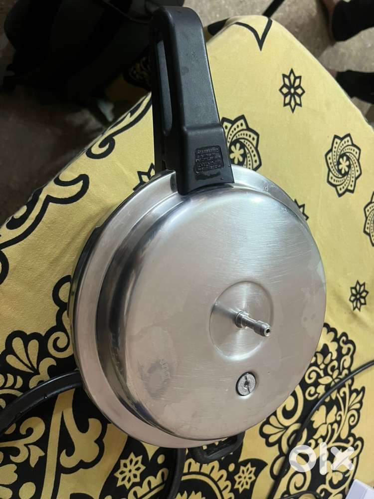 Butterfly 5 Litre Blue line Stainless Steel cooker