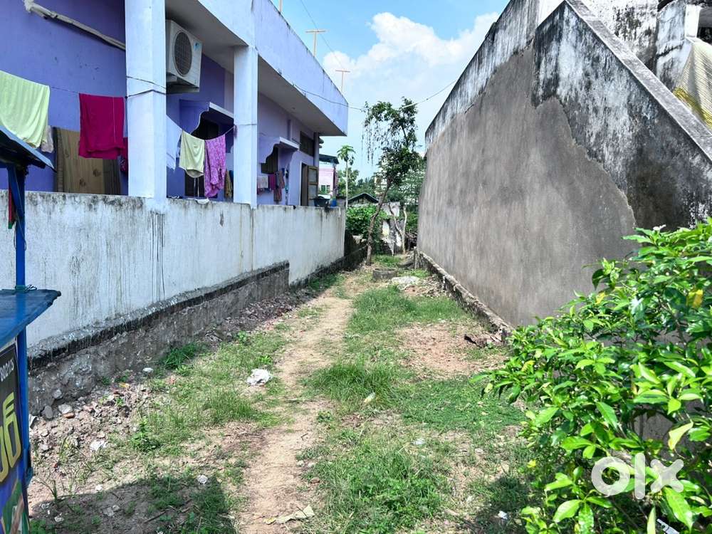 ఇళ్ళ మధ్యలో మెయిన్ రోడ్డు కి అతి సమీపంలో వున్న మంచి స్థలం