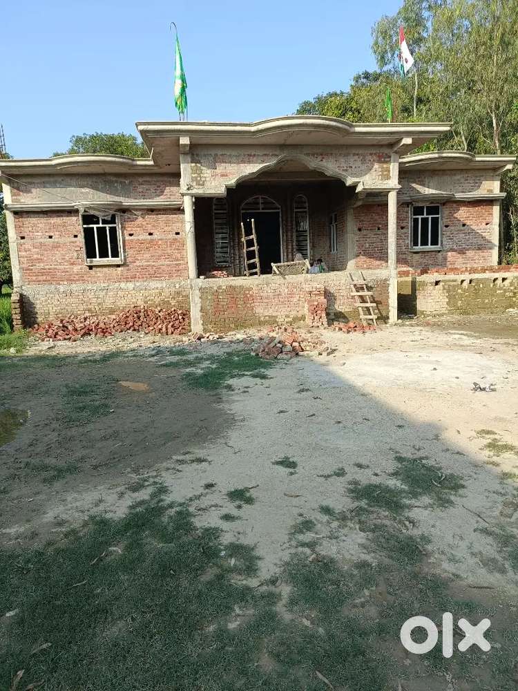 Total land 9000 sq ft hai jisme 3300 sq ft me ghar bana huwa hai