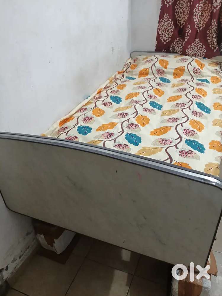 Wooden single bed with good condition2.5×6