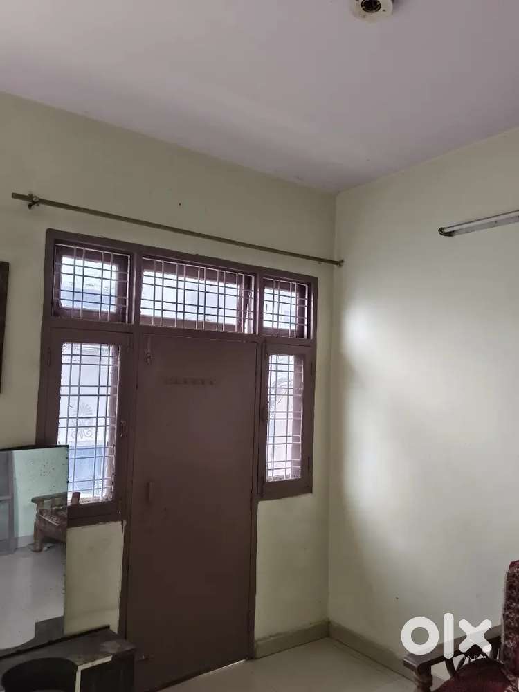 2room set gomti nagar independent semi furnished
