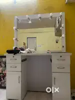 Light vanity dressing table