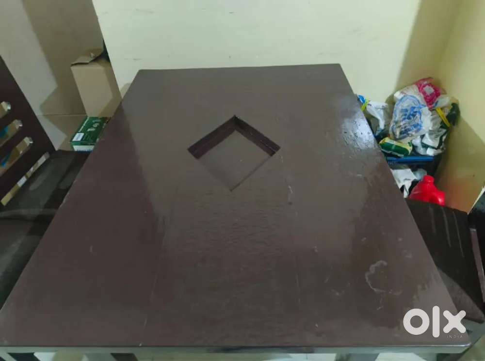 Dining table with 4 Chairs