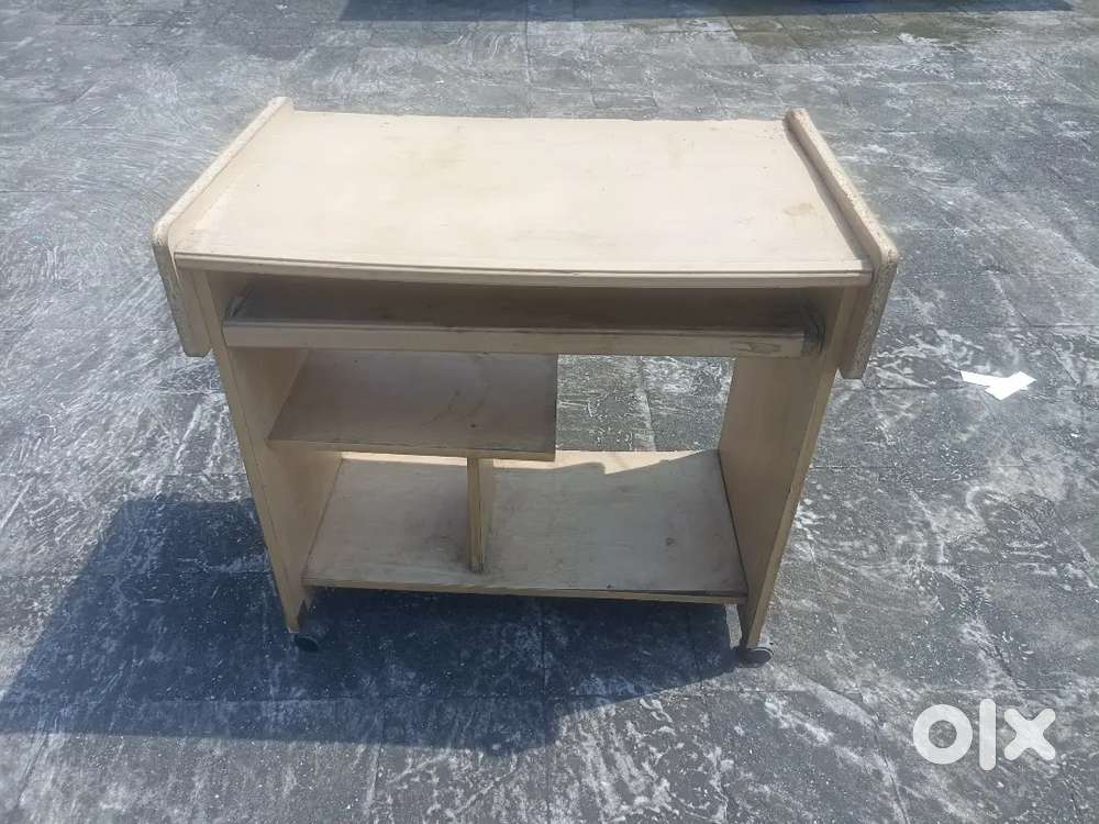 Computer table