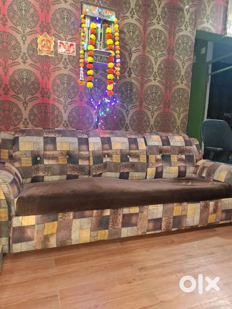 EXCELLENT CONDITION 4SEATER VELVET FABRIC SOFA FOR SALE ANDHERI W