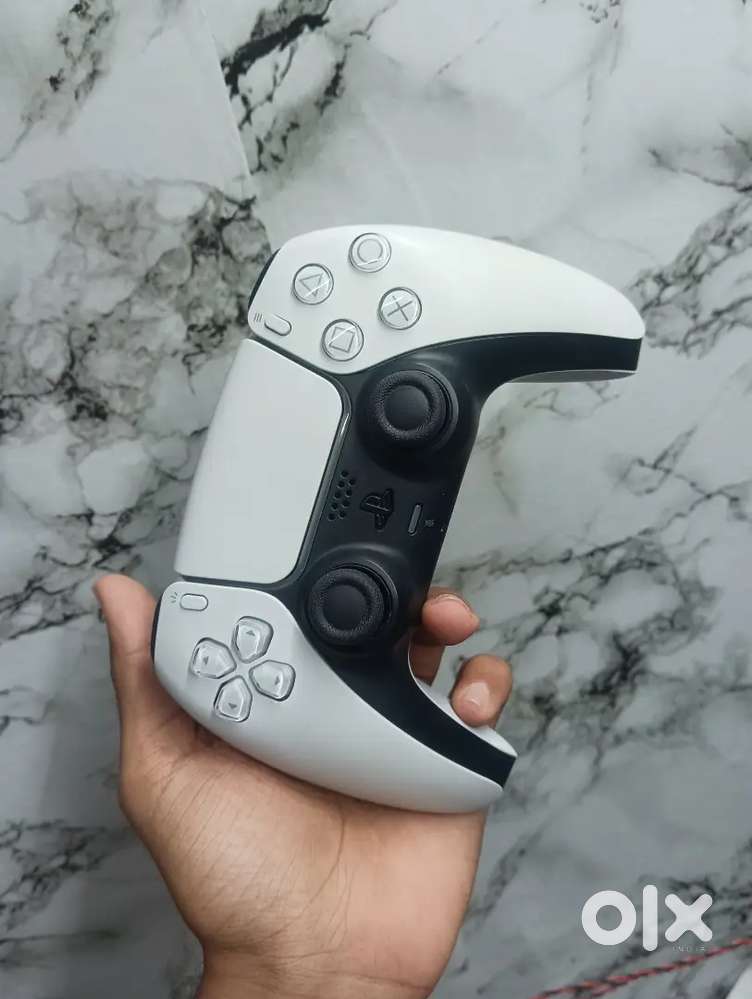 Sony Ps5 controller, new not used once. 2 piece available
