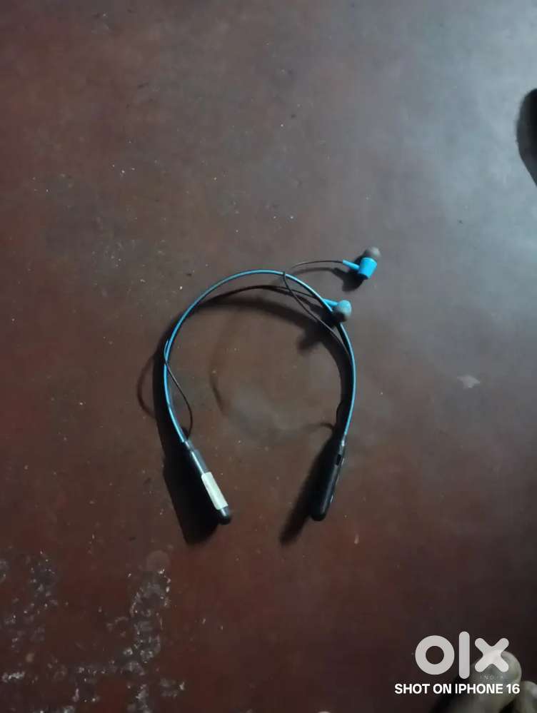 B11 Neckband with ANC with 4 hours playtime