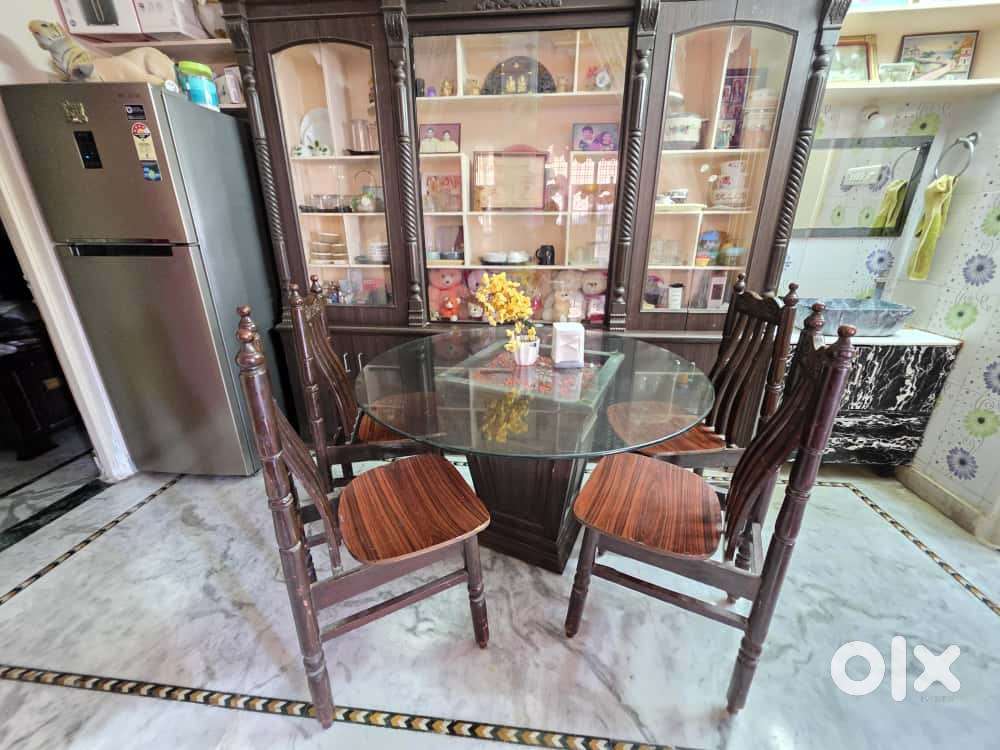 4 seater Round Dining table