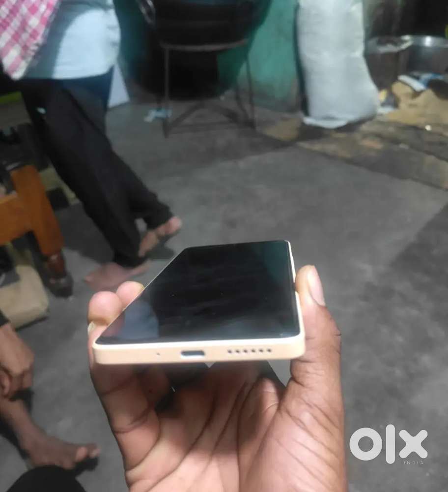 Mujhe  I phone lena hy