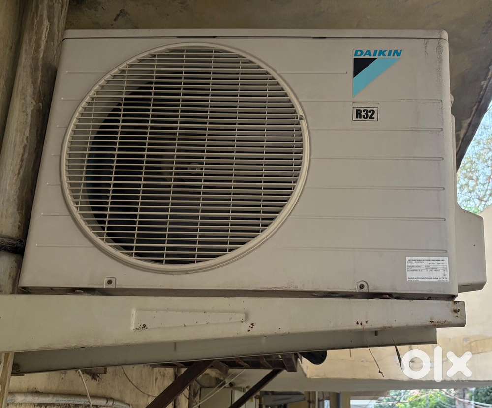Daikin 1.8 ton working split ac with remote non inverter