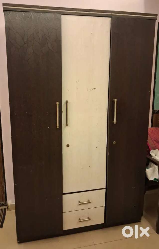 Sliding cupboard and door cupboard