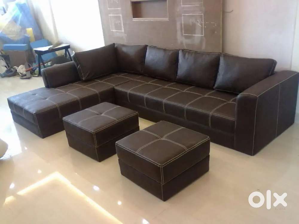 Brand new sofa with 2 puffy