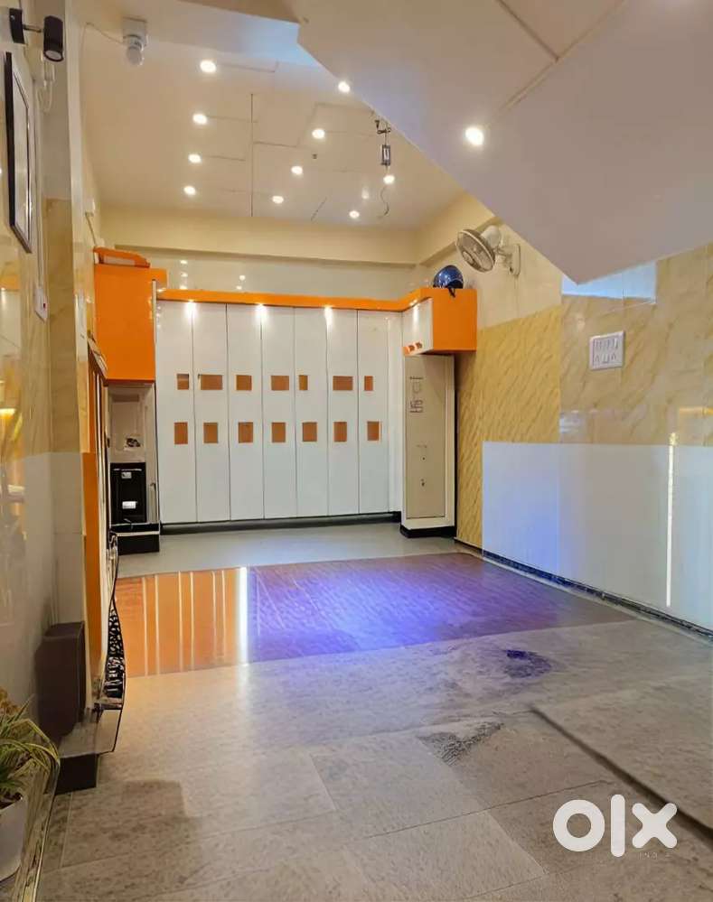 Prince Anwar Shah conector 350 sft showroom space rent - 60000/