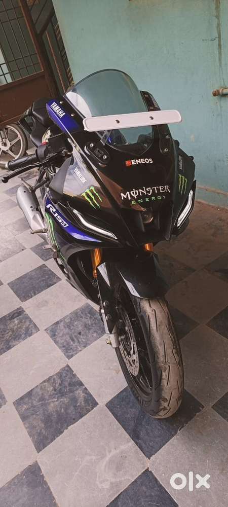 R15 v4 black