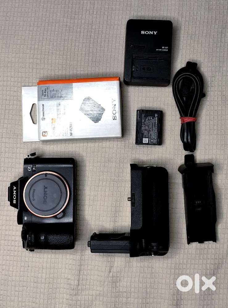 Sony 7R III mirrorless camera, 2 original batteries, battery grip sale