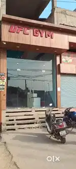 हाल किराये के लिए खाली है Showroom, bank , restaurant itc