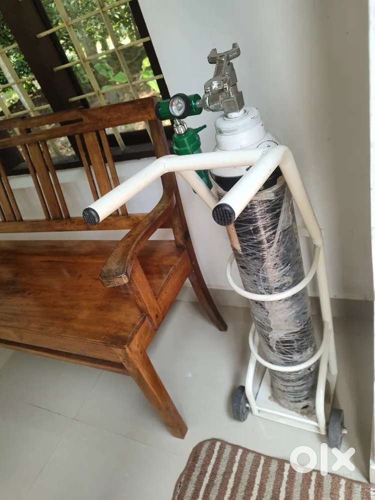 Oxygen cylinder with trolley