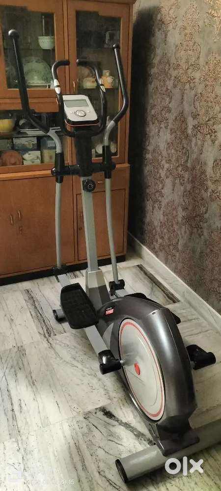 Magnetic elliptical cross trainer