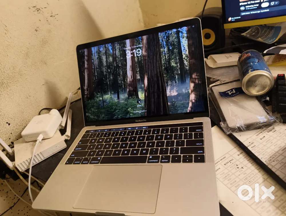 Macbook pro 2019 Intel i5 with touch bar 8/256