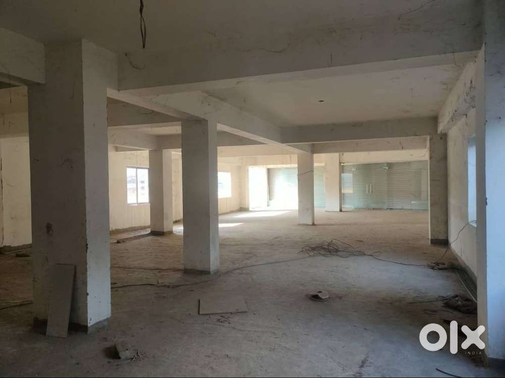 Showroom space for rent at highway