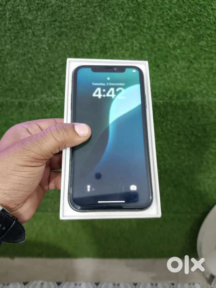 Iphone 11 128 gb battery health 92%precent with charger and box