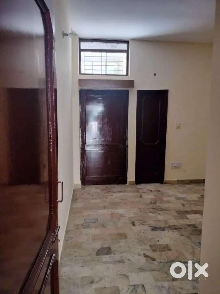 Modern built builder floor 4 bhk with lift for rent