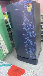 Fully cooling in mint condition with bill Samsung fridge