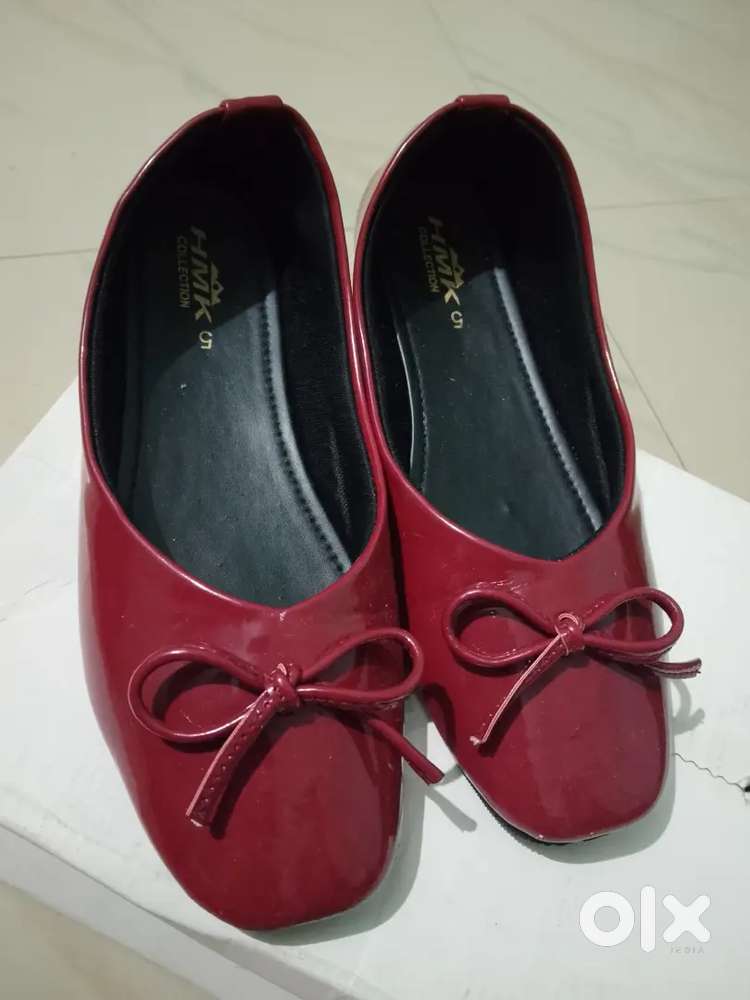 Women bow design bellies burgundy colour