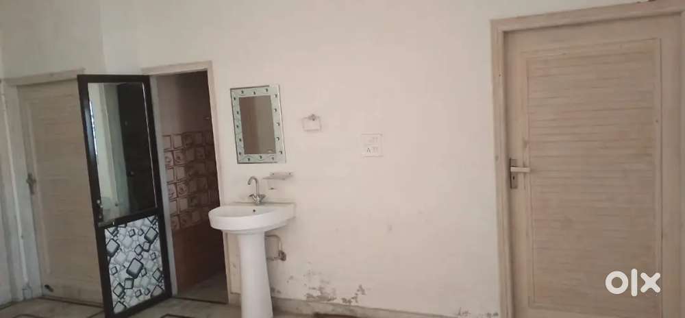 First floor decnt fmaily