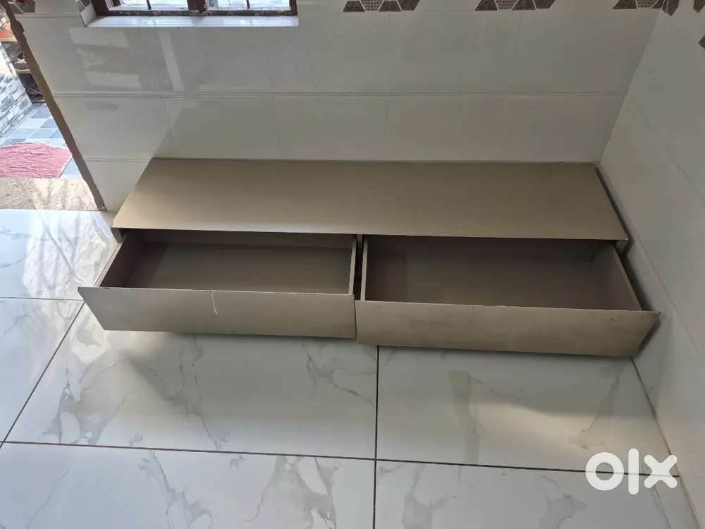 કબાટ/ ટી.વી. યુનિટ વેચવાનૂ છે.