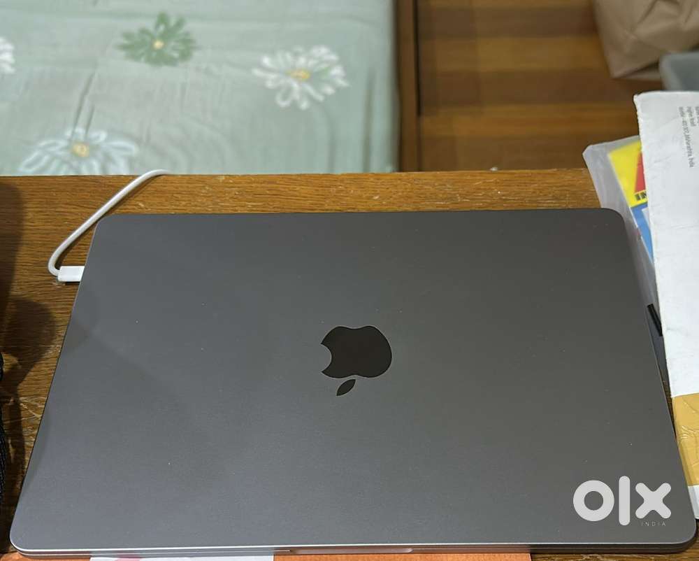 MacBook Air 2022 M2 chip - with box & not used