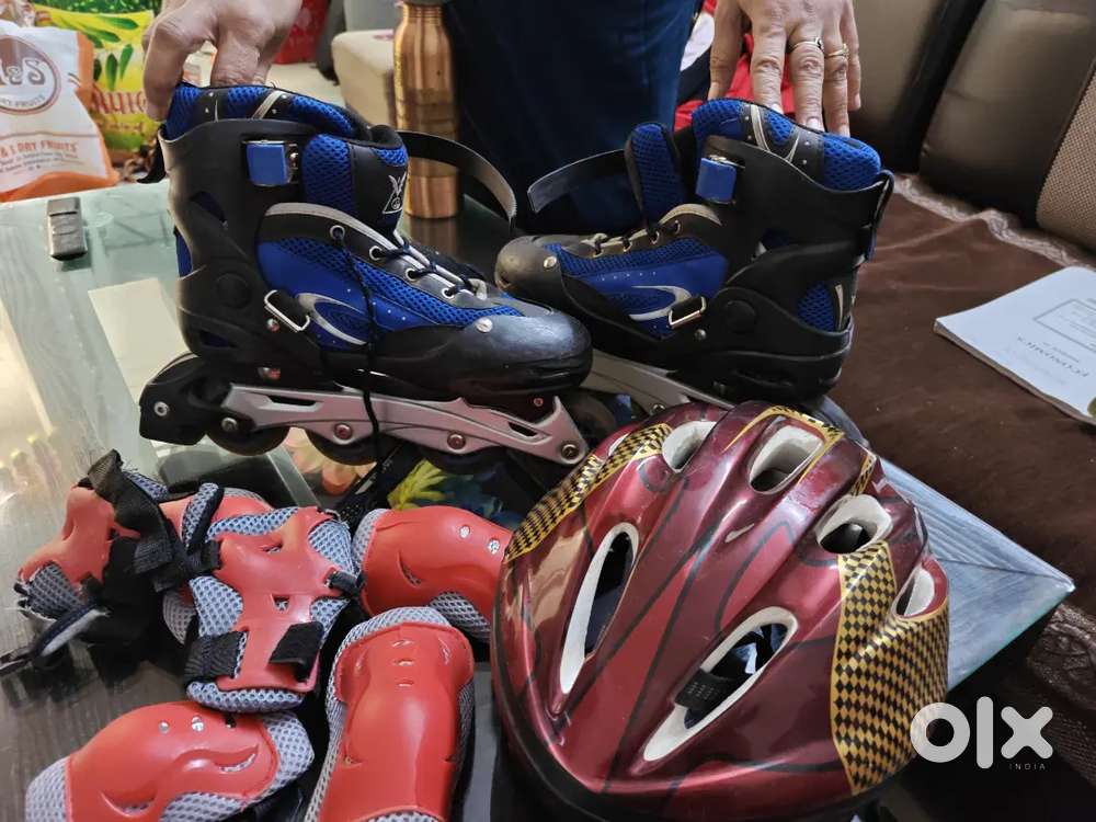 Skatting shoes with accessories