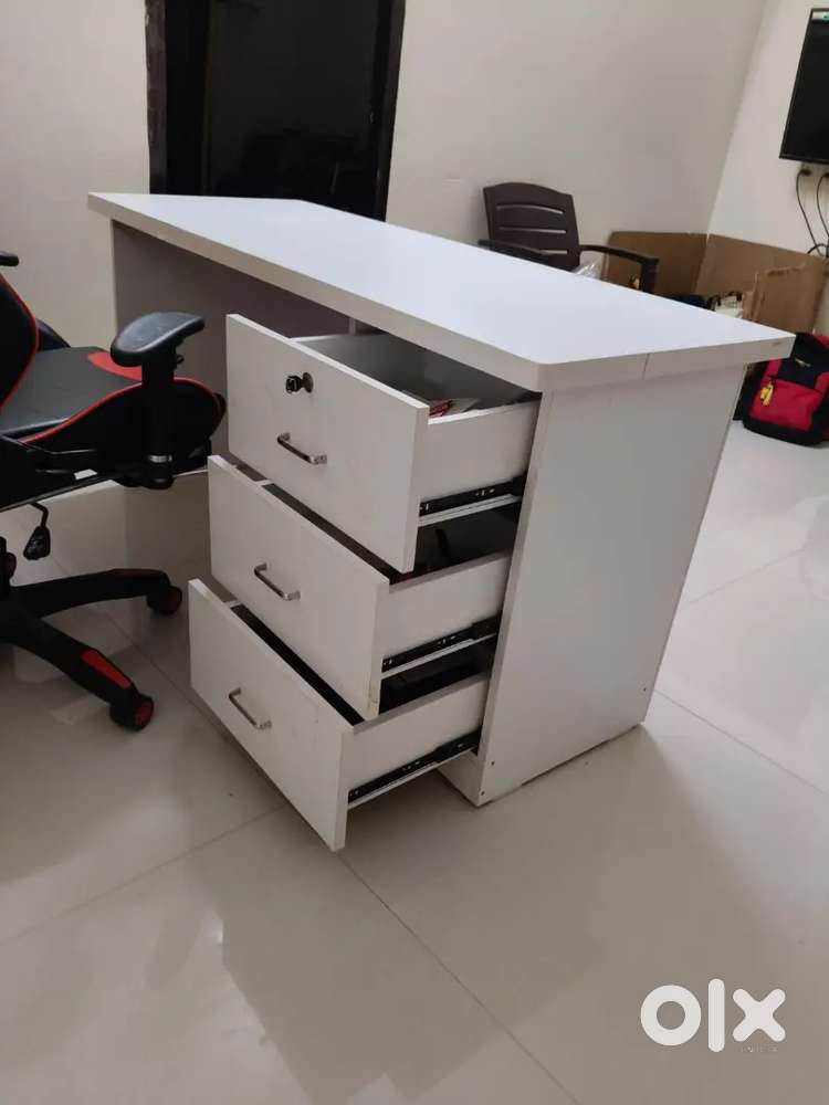 Computer table with 3 drawers