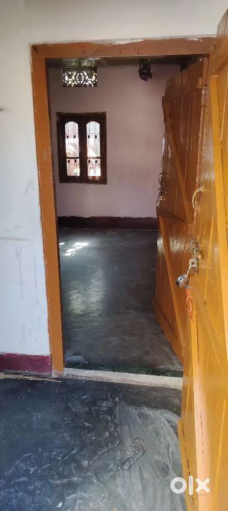 2 Independent single rooms available for couples and bachelor .