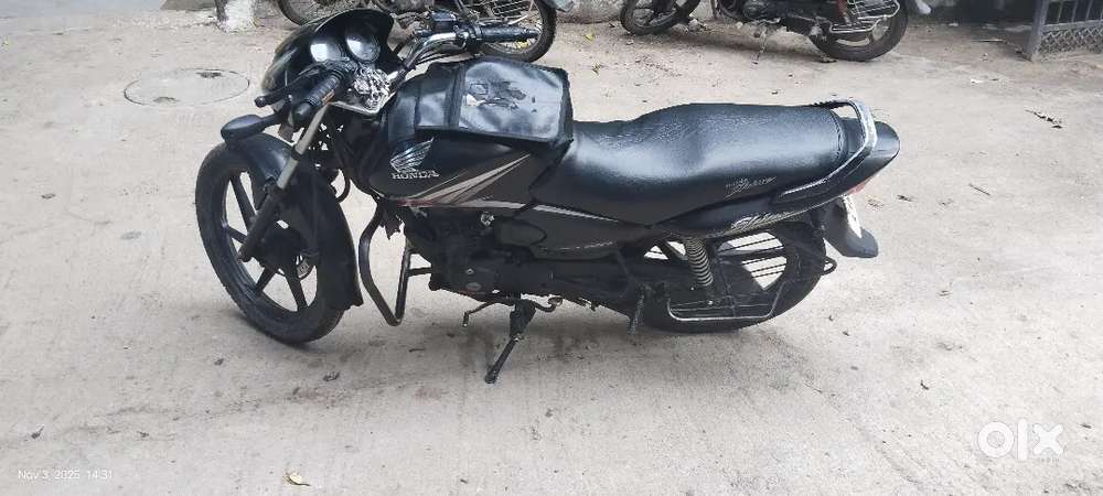 Shine gadi black color good condition gadi
