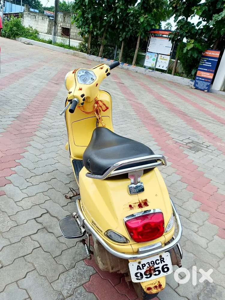 Vespa zx 125 yellow colour