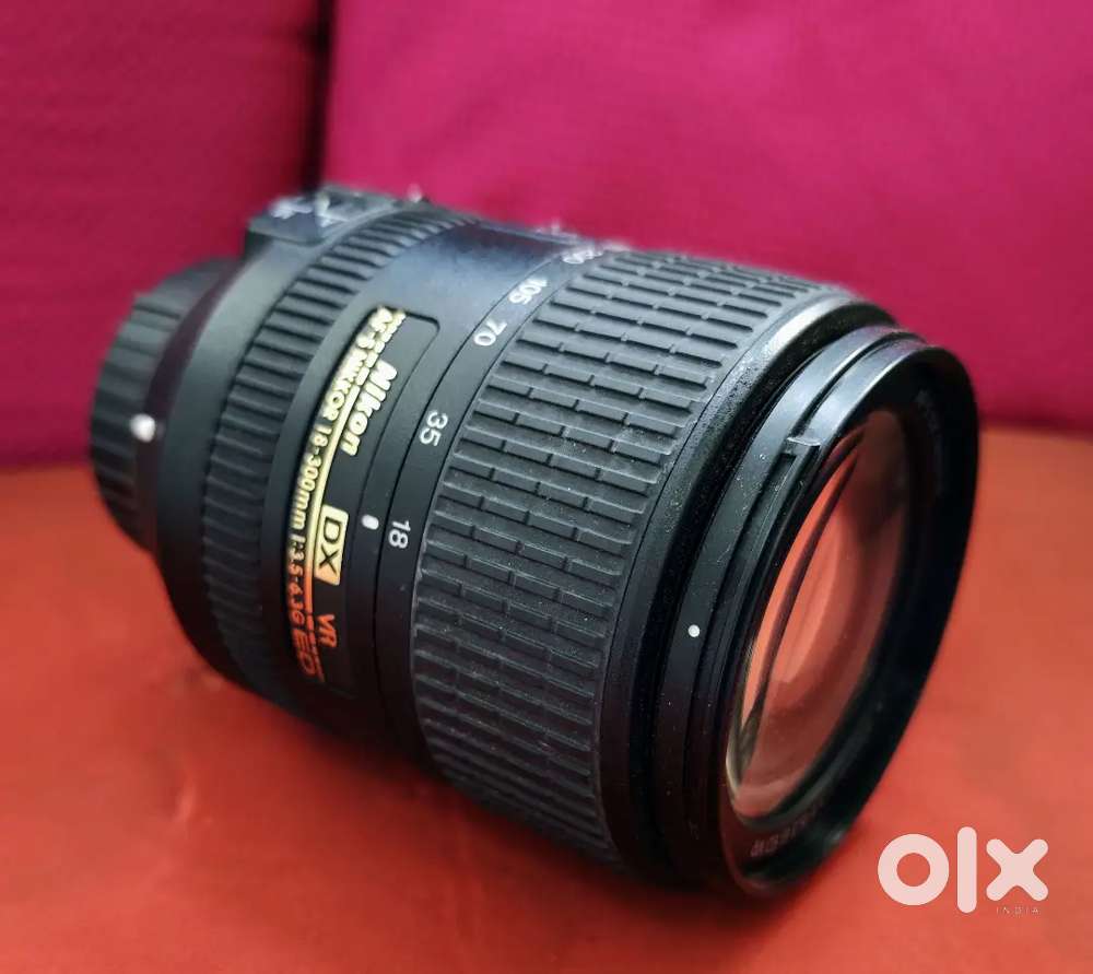 NIKON 18 - 300 mm ED VR compact zoom Lens in superb condition