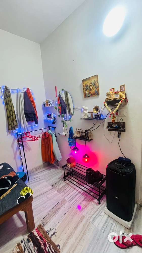 2 bhk hai ek room khali hai