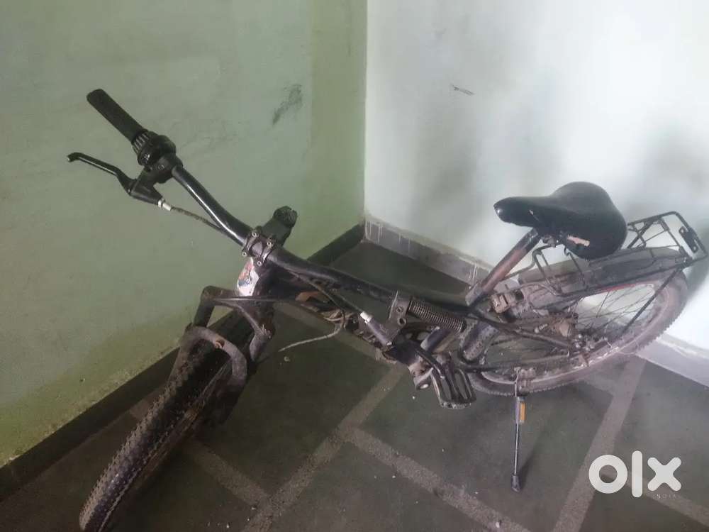 CAYA Cycle with Disc Brakes and Carrier – Good Condition