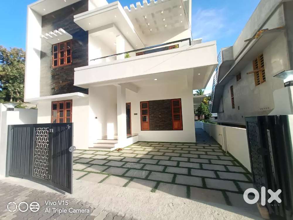 KARIYAVATTOM LNCPE 4.5 CENT 5 BHK