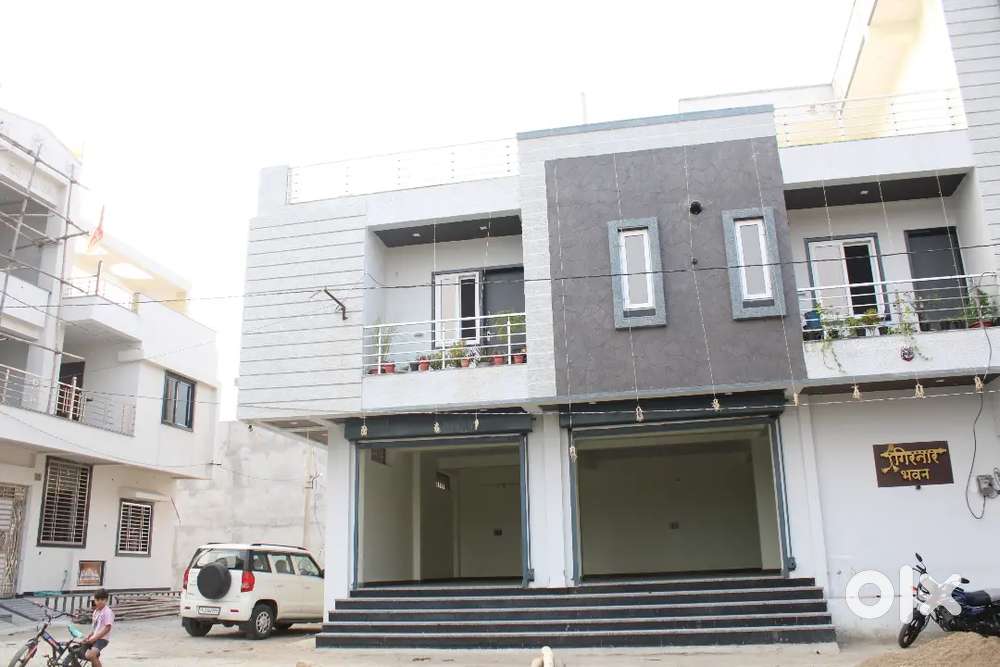 1200sq ft Hall with 1office & 2washroom for shop/office use for rent.