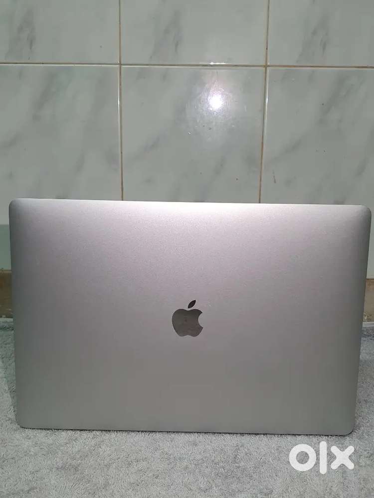 Macbook Pro 2017 Touchbar 15 inch Mint condition