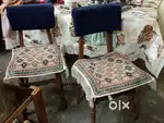 Urgently sell 6 sitter dinning table with glass top n cusion