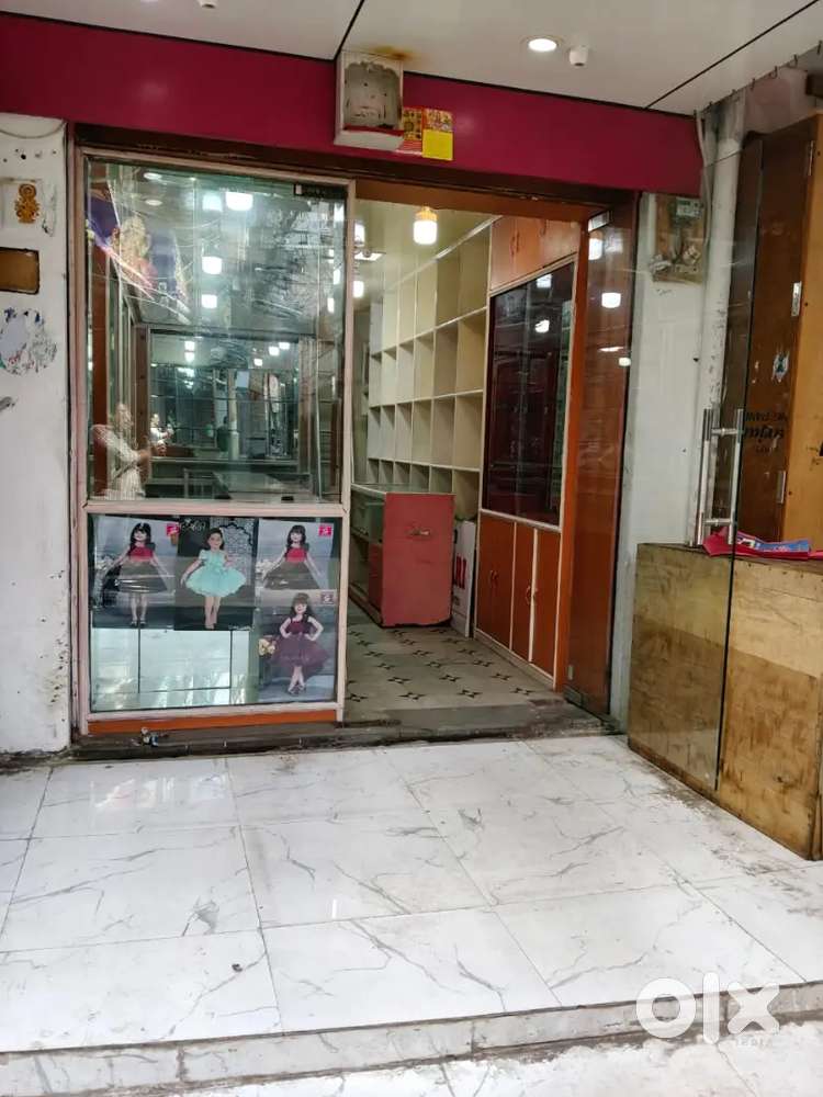 Main road, prime location