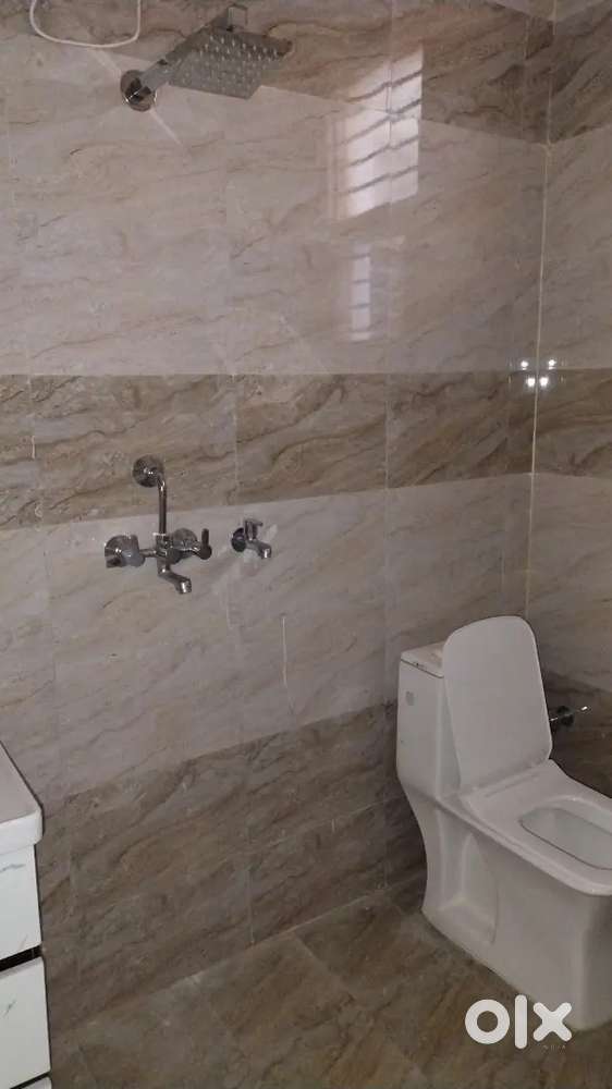 1 RK fully furnished old sunny enclave for girls/ married couple only.